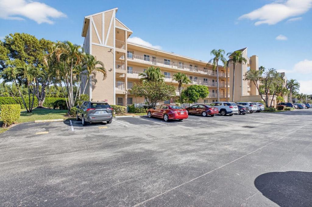 Photo of 6935 Huntington Lane, Unit 207 Ln, Delray Beach, FL 33446 (MLS # R11153209)