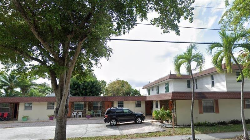 NO ASSOCIATION APPROVAL. Beautiful and huge 1x1, tile floors, impact windows. The place is very quiet and the location is very convenient. It is near US1 and walking distance to downtown Hollywood. Great neighborhood, close to shops, buses, highways, 5 minutes from the Young Circle. 15 min from the airport, Ready to move-in. Fast approval. Won't last. Come to see it today First month rent and Two Months Security to move in.