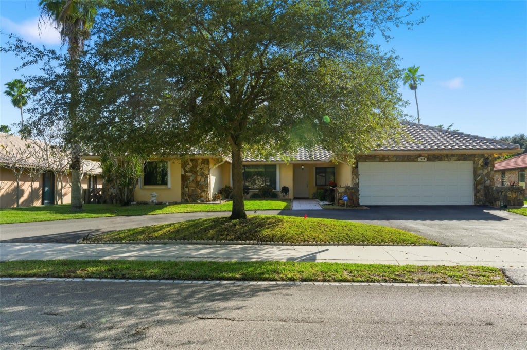 Photo of 11060 Lakeview Drive, Coral Springs, FL 33071 (MLS # F10541065)