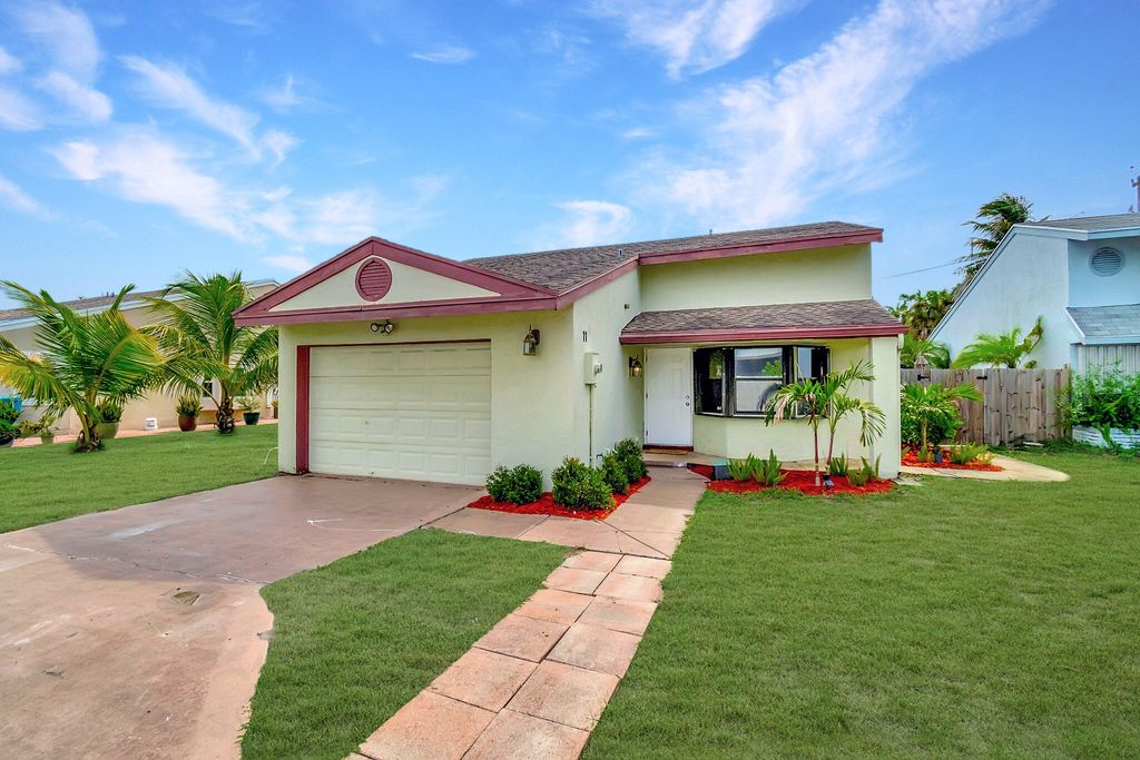 Photo of 11 Verwood Way, Boynton Beach, FL 33426 (MLS # R11012921)