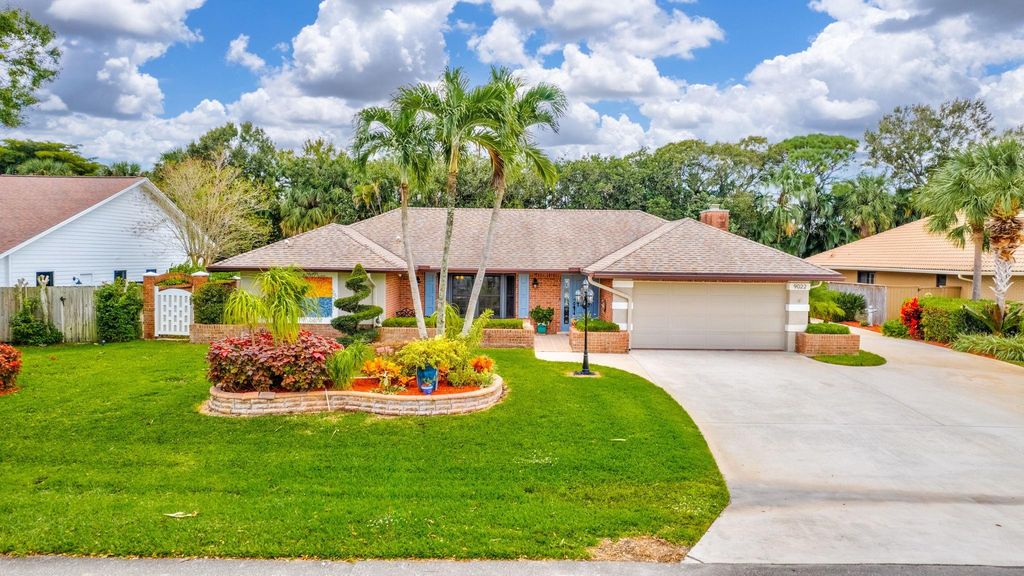 Photo of 9022 Gardens Glen Circle, Palm Beach Gardens, FL 33418 (MLS # F10472269)