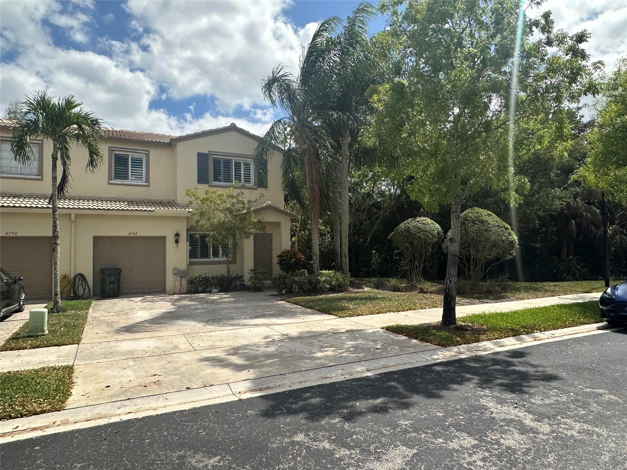 This 4 Bedroom / 2.5 Bath / 1736 Sq Ft Townhome in a Desirable Gated Community of Lago Vista. Close to Restaurants, Entertainments, Shopping, Sawgrass Expwy & Florida Turnpike. Water Heater, Refrigerator & Stove, Central Air/Heat, Ceiling fans, Corner Unit with Ample space. Spacious Entrance open to living room/Dining Area.