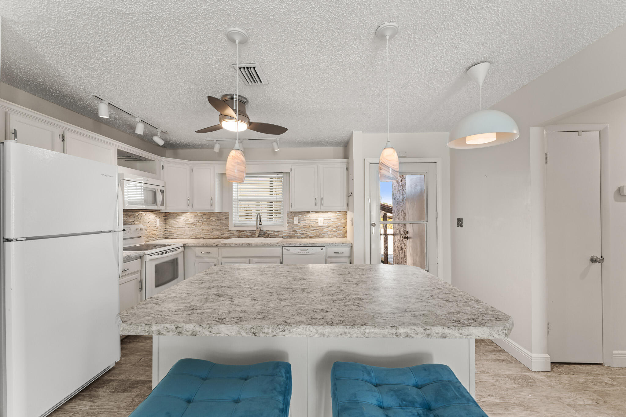 TWIN LAKES SOUTH & TOWN VILLAS CONDO - Residential