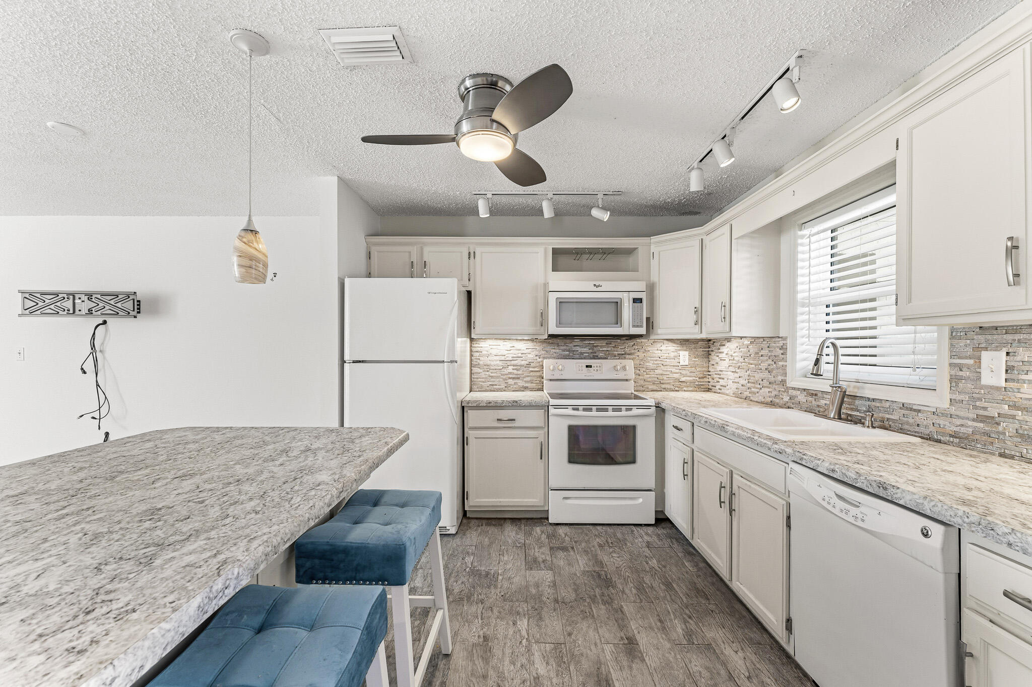 TWIN LAKES SOUTH & TOWN VILLAS CONDO - Residential