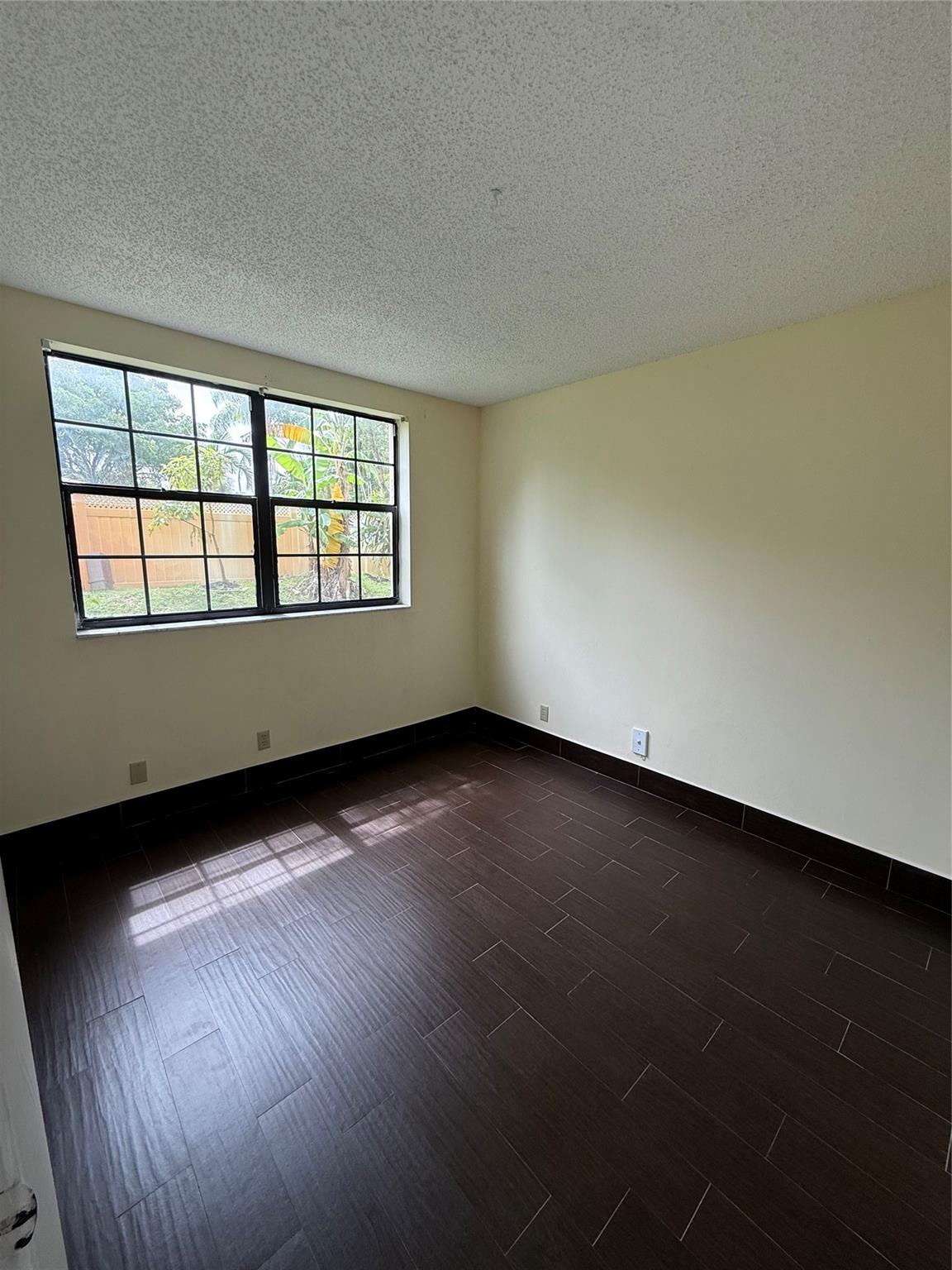 beautiful condo on the first floor, recently remodeled, all tiles, great location, close to everything, full size washer dryer, Granit kitchen counters open kitchen, fast approval must see.