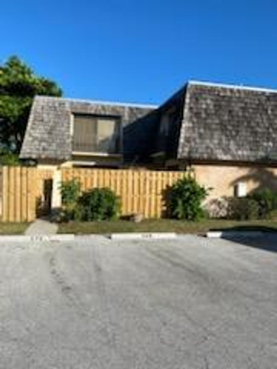 Fantastic 2 bedroom townhome in a small community tucked away yet close to parks, shopping centers and more! Cable included in the low monthly HOA. Perfect starter home!
Also, you Can rent this unit right away.