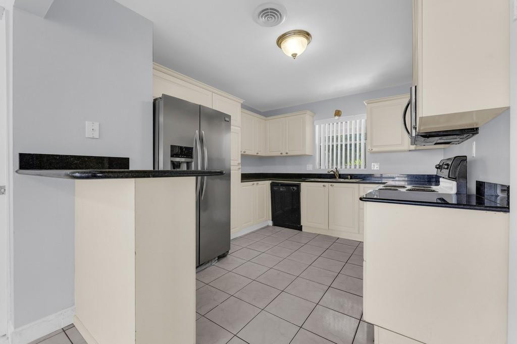 HOLLYWOOD HILLS - Residential Lease