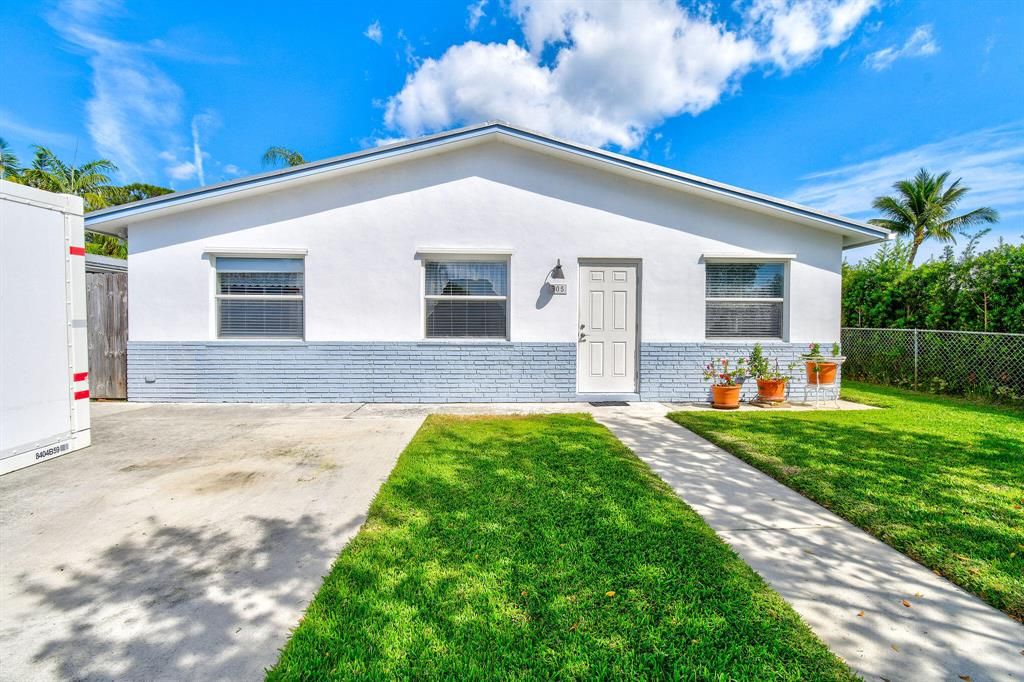 Photo of 305 5th Street, Jupiter, FL 33458 (MLS # R10873067)