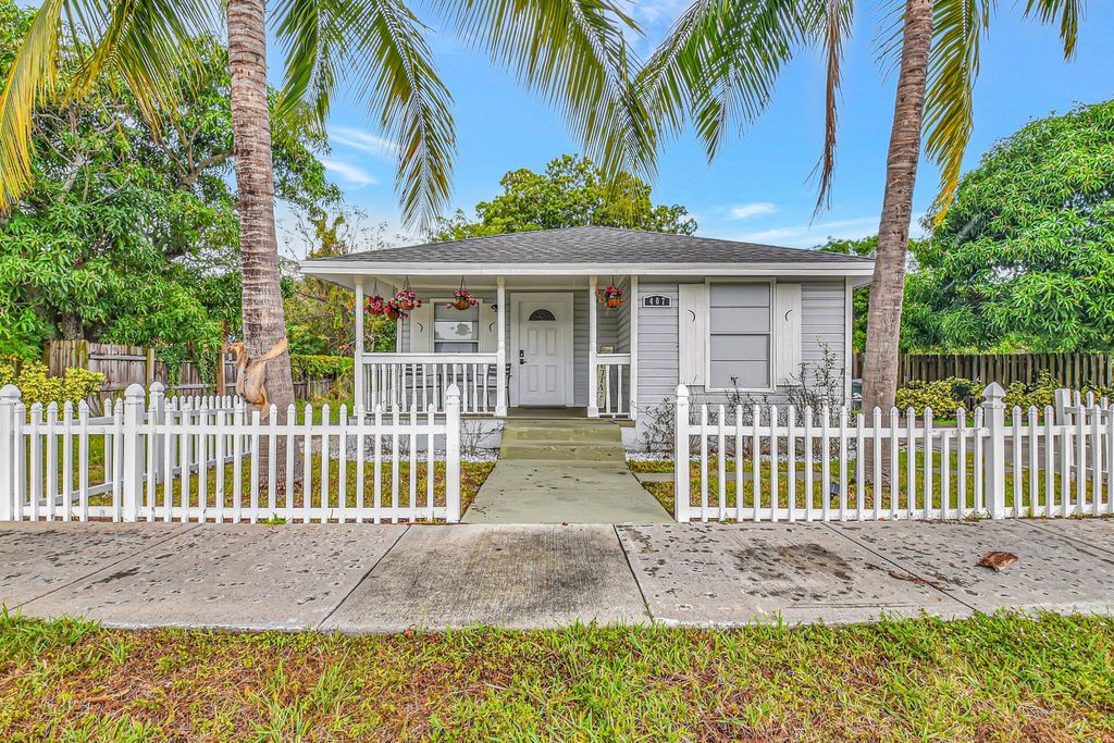 Photo of 407 SW 2nd Street, Delray Beach, FL 33444 (MLS # R10893563)