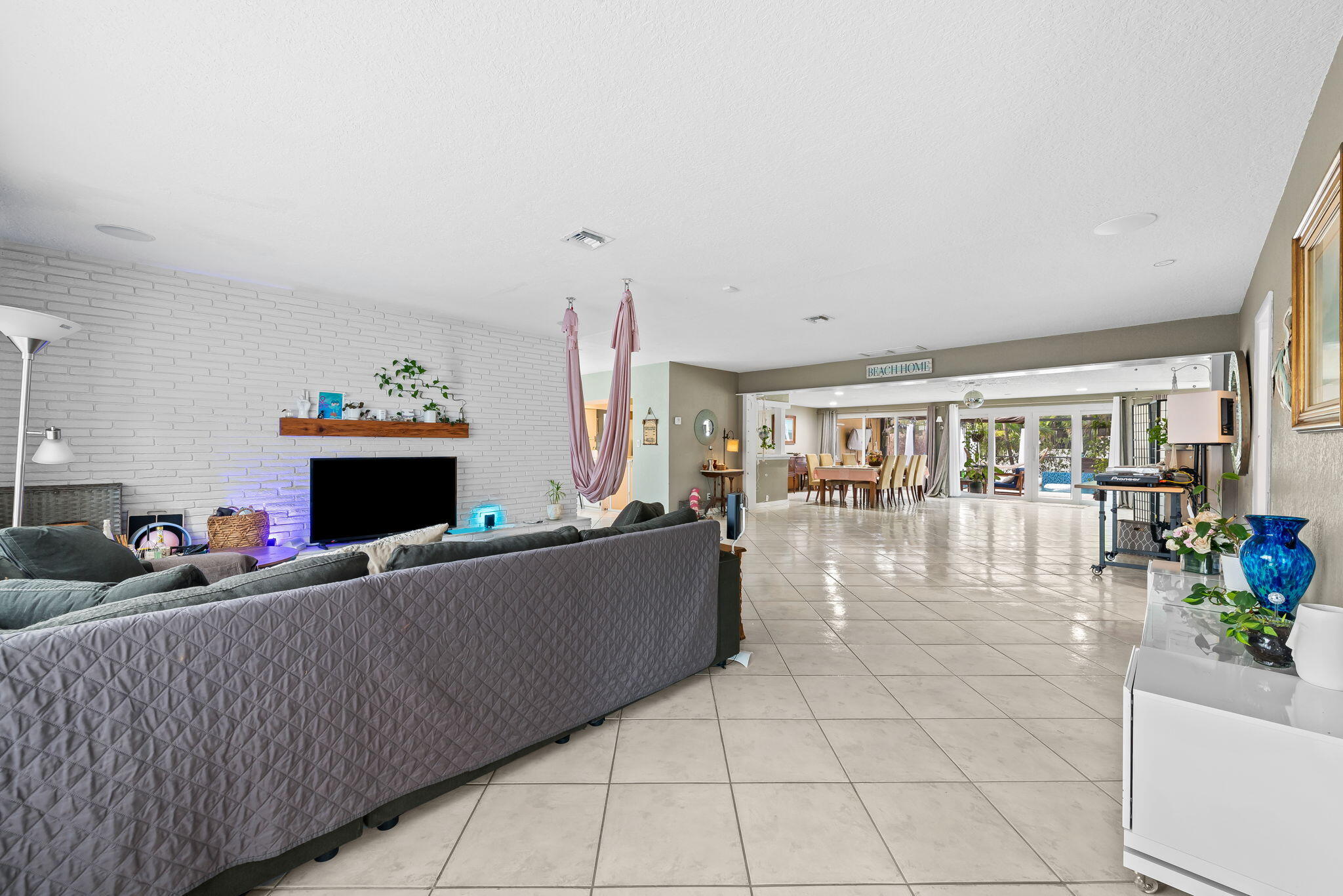 HOLLYWOOD LAKES SECTION - Residential