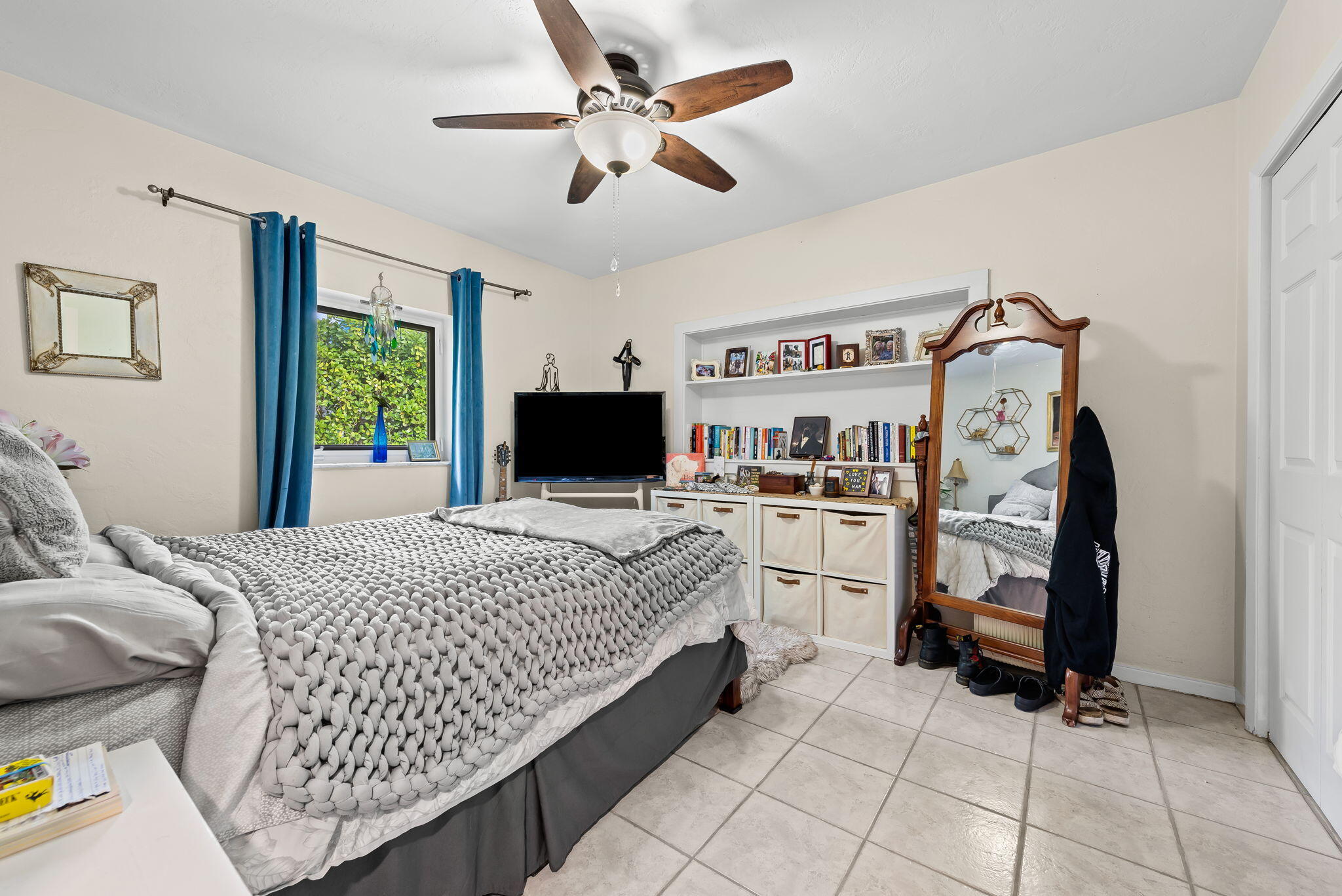 HOLLYWOOD LAKES SECTION - Residential