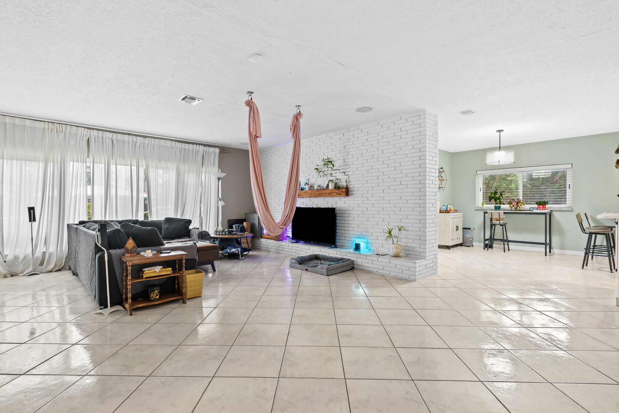 HOLLYWOOD LAKES SECTION - Residential