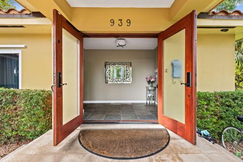 Tiny photo for 939 Buchanan Street, Hollywood, FL 33019 (MLS # B26010783)