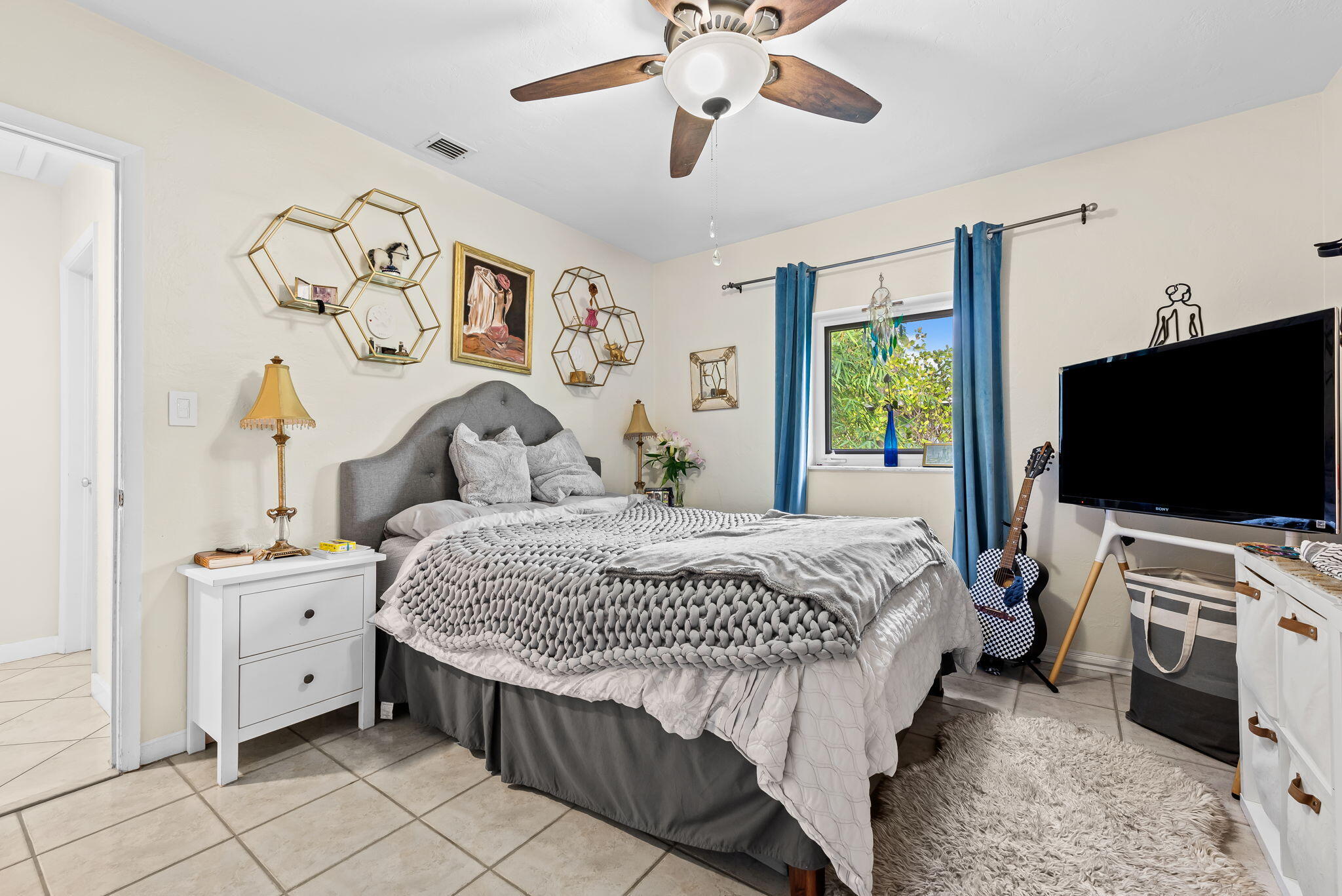 HOLLYWOOD LAKES SECTION - Residential