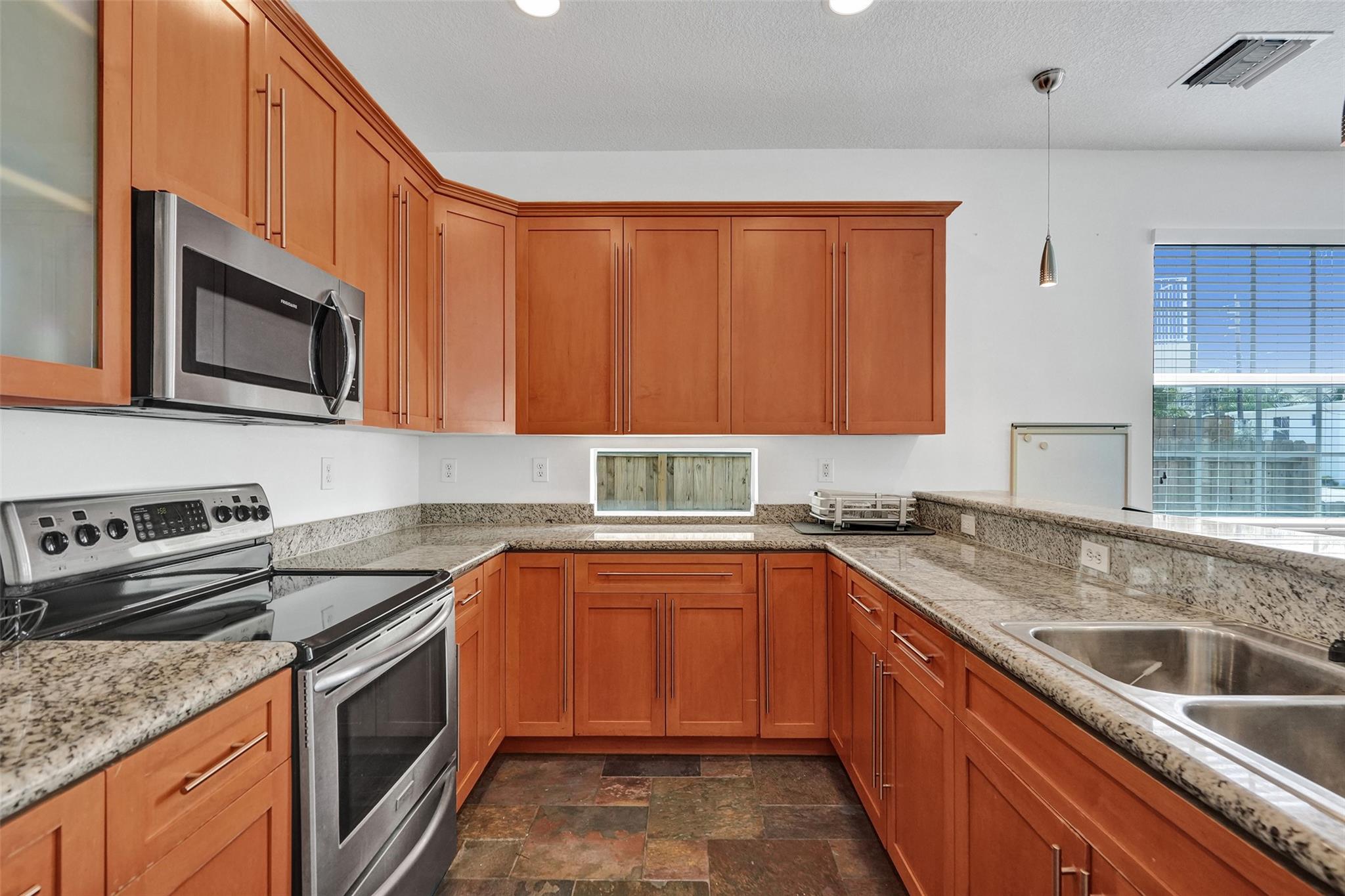 816 S Riverside Dr 816