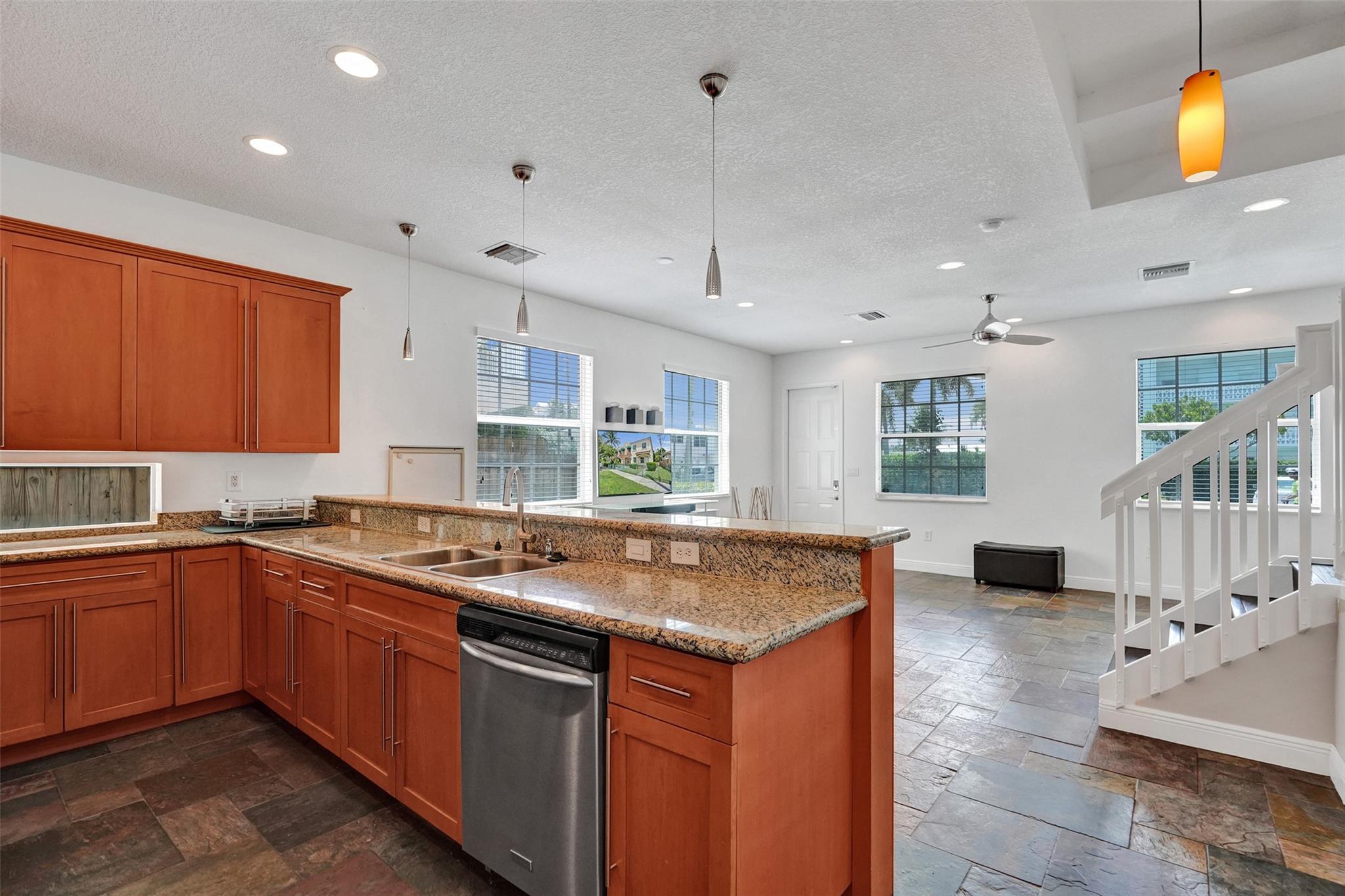 816 S Riverside Dr 816