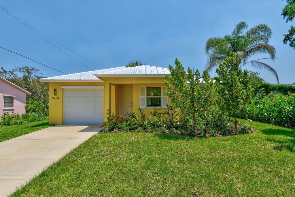 Photo of 5725 SE Rosemont Avenue, Stuart, FL 34997 (MLS # R10998743)