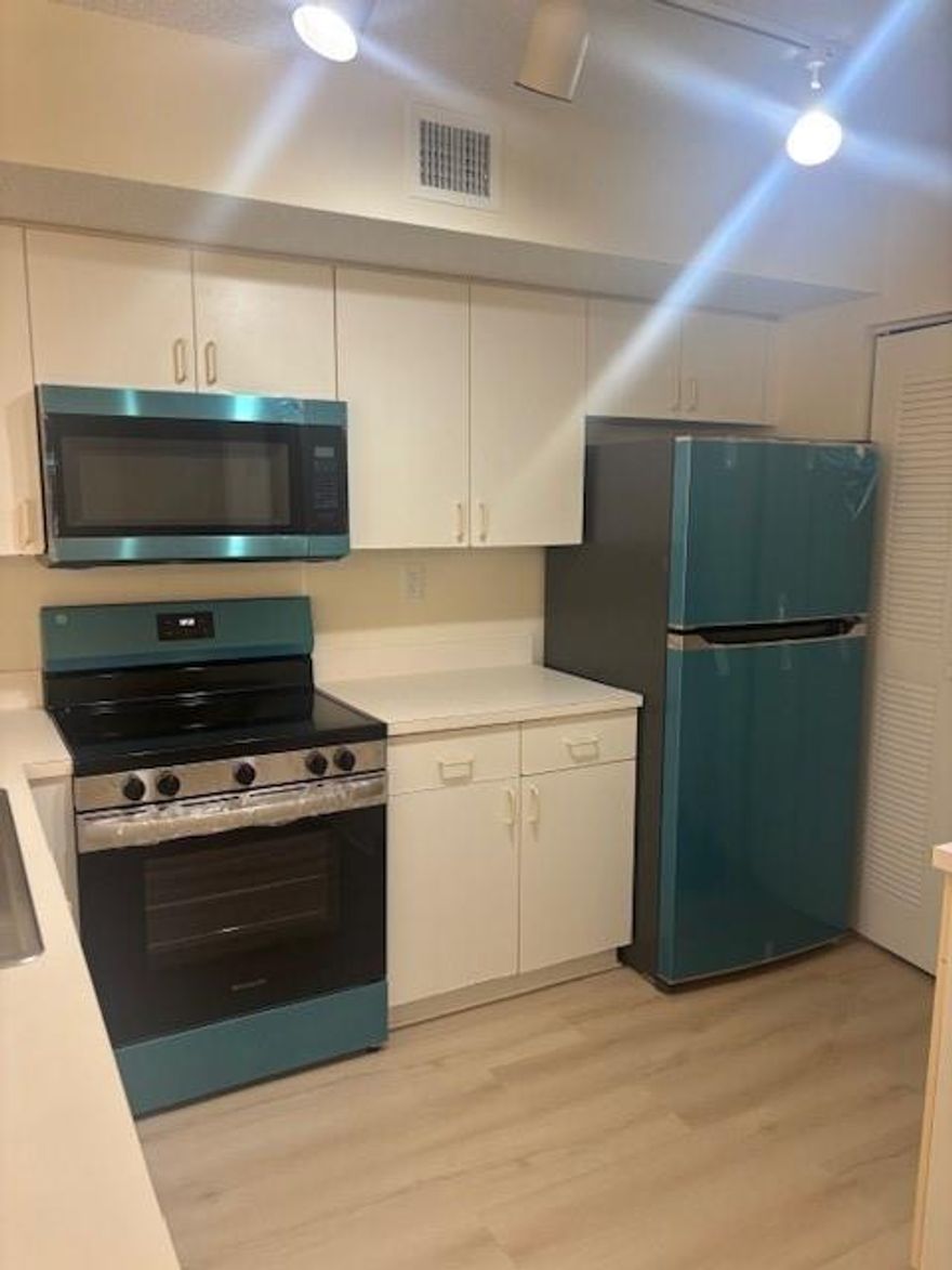 3 bedroom 2 bathroom condo. Freshly painted, new baseboards and flooring, brand new stainless steel appliances, new ceiling fans. 1250 square feet w/ large living room, full kitchen, washer and dryer stackable in unit. Many people come to this gated community for the schools, promenade easy access to highways. You'll often see children playing outside so it's the perfect place for families. It's in a great and safe area with good schools.
First month last month and Security deposit required to move in. Preferred 650 credit score or higher. 
FAST APPROVAL, AVAILABLE NOVEMBER 1st or sooner.