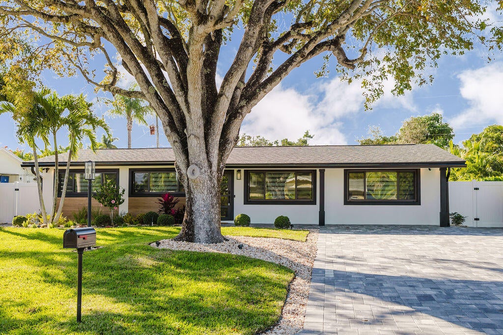 Photo of 415 PITTSBURGH Drive, Jupiter, FL 33458 (MLS # B26072512)