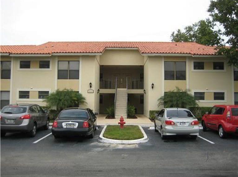 Very well maintained condo. 2 Bedrooms and 2 Bathrooms located on a 2nd floor.