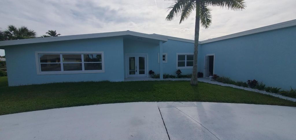 Photo of 1529 Thumb Point Drive, Fort Pierce, FL 34949 (MLS # R10979401)