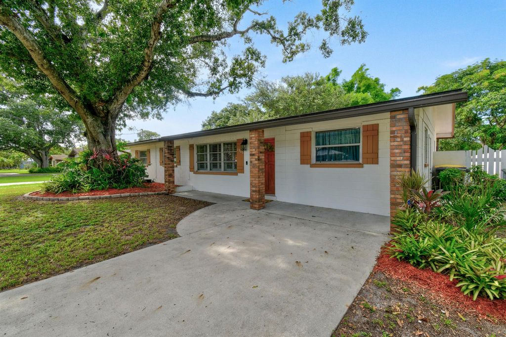 Photo of 1506 Edgevale Road, Fort Pierce, FL 34982 (MLS # R11009623)