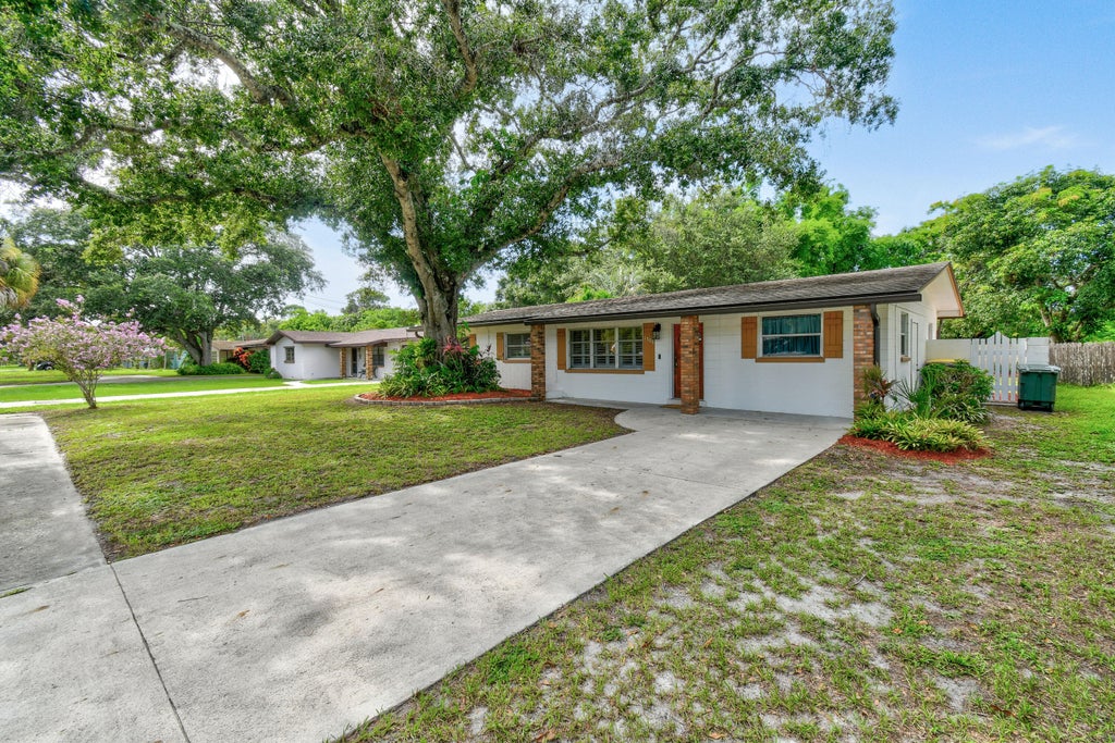 Photo of 1506 Edgevale Road, Fort Pierce, FL 34982 (MLS # R11009623)