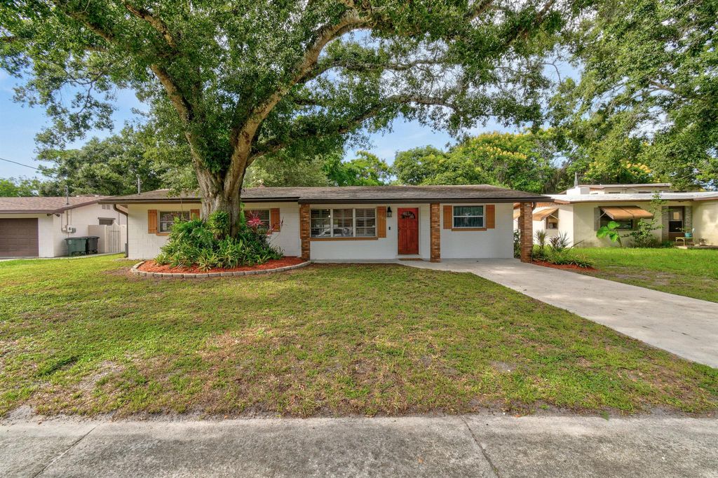 Photo of 1506 Edgevale Road, Fort Pierce, FL 34982 (MLS # R11009623)