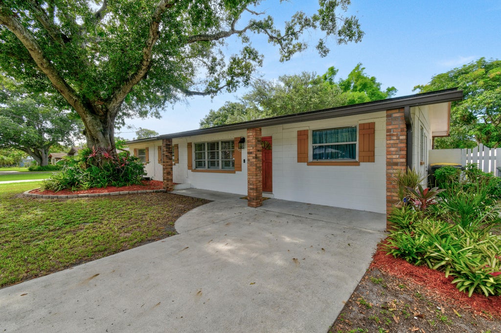 Photo of 1506 Edgevale Road, Fort Pierce, FL 34982 (MLS # R11009623)