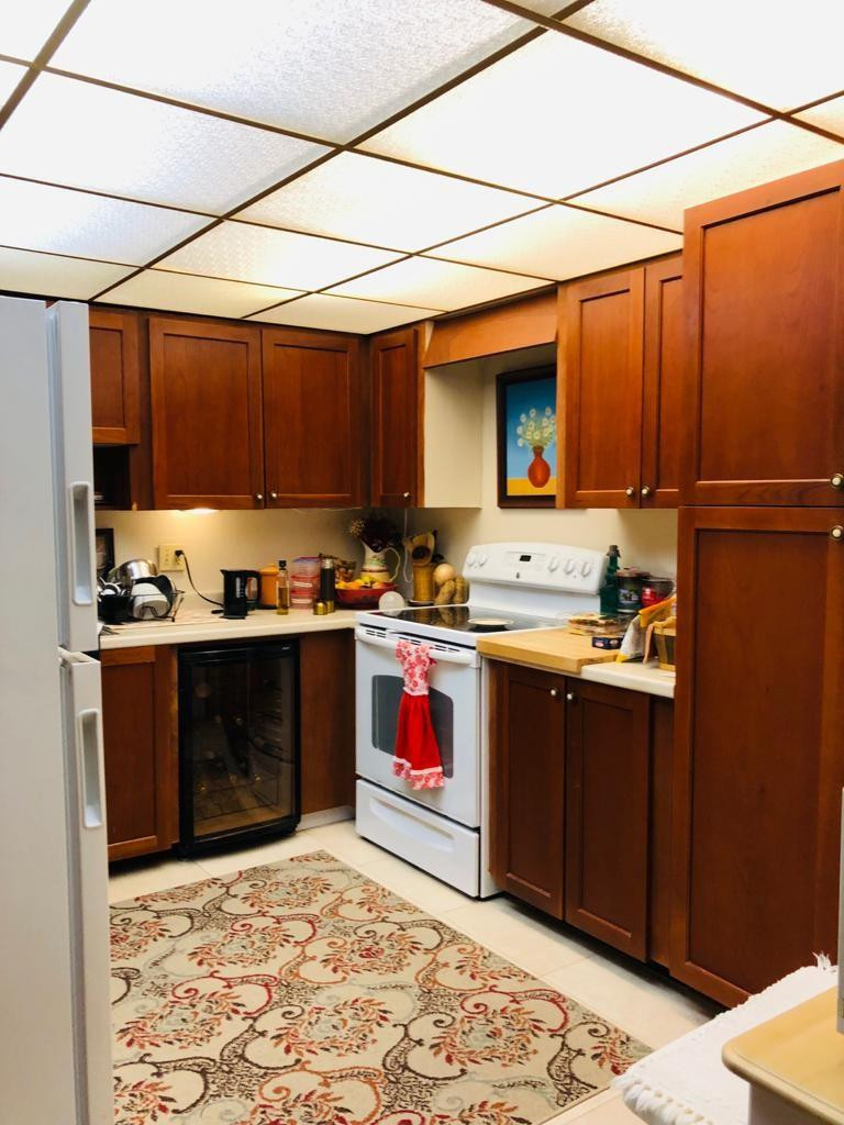 Country Club Apts - Residential