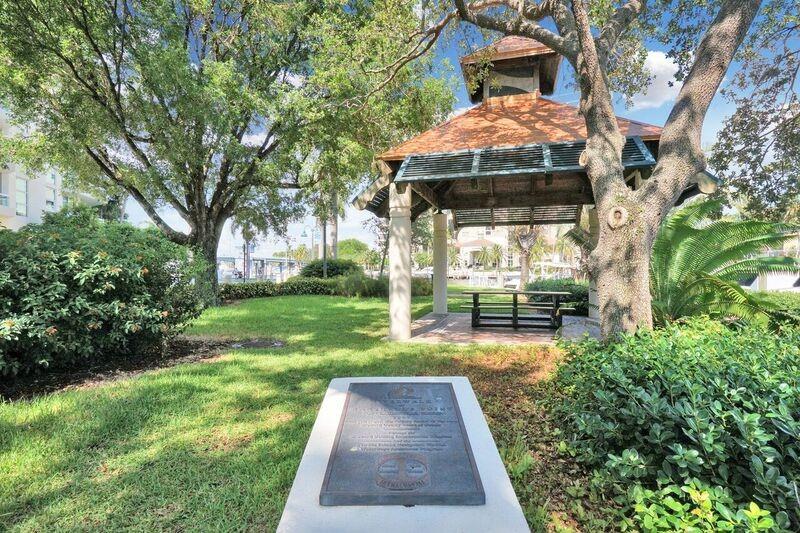 ESPLANADE - Residential Lease