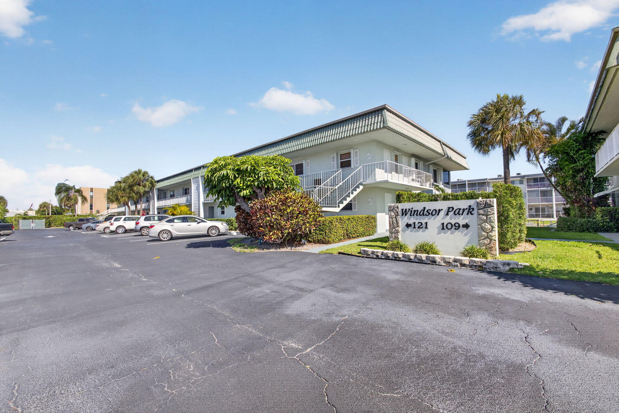 WINDSOR PARK NORTH CONDOMINIUMS - Residential