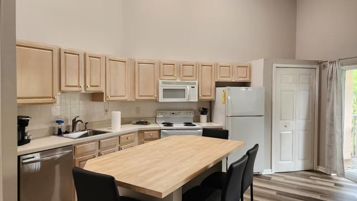 GOLF VILLAS II CONDOMINIU - Residential Lease