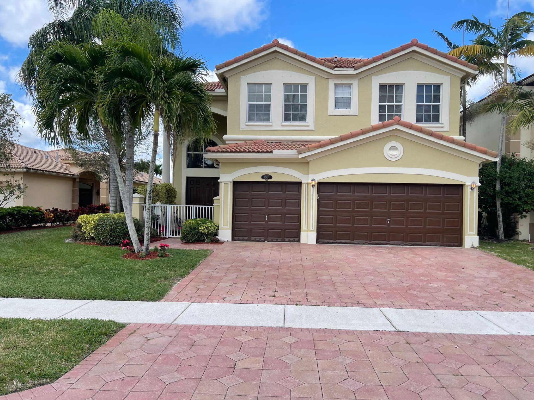 Beautifully maintained 4BR/3BA home in the heart of Wellington! Featuring high ceilings, large kitchen, and spacious backyard--perfect for gatherings. Close to top-rated schools, shopping, dining, and equestrian venues.