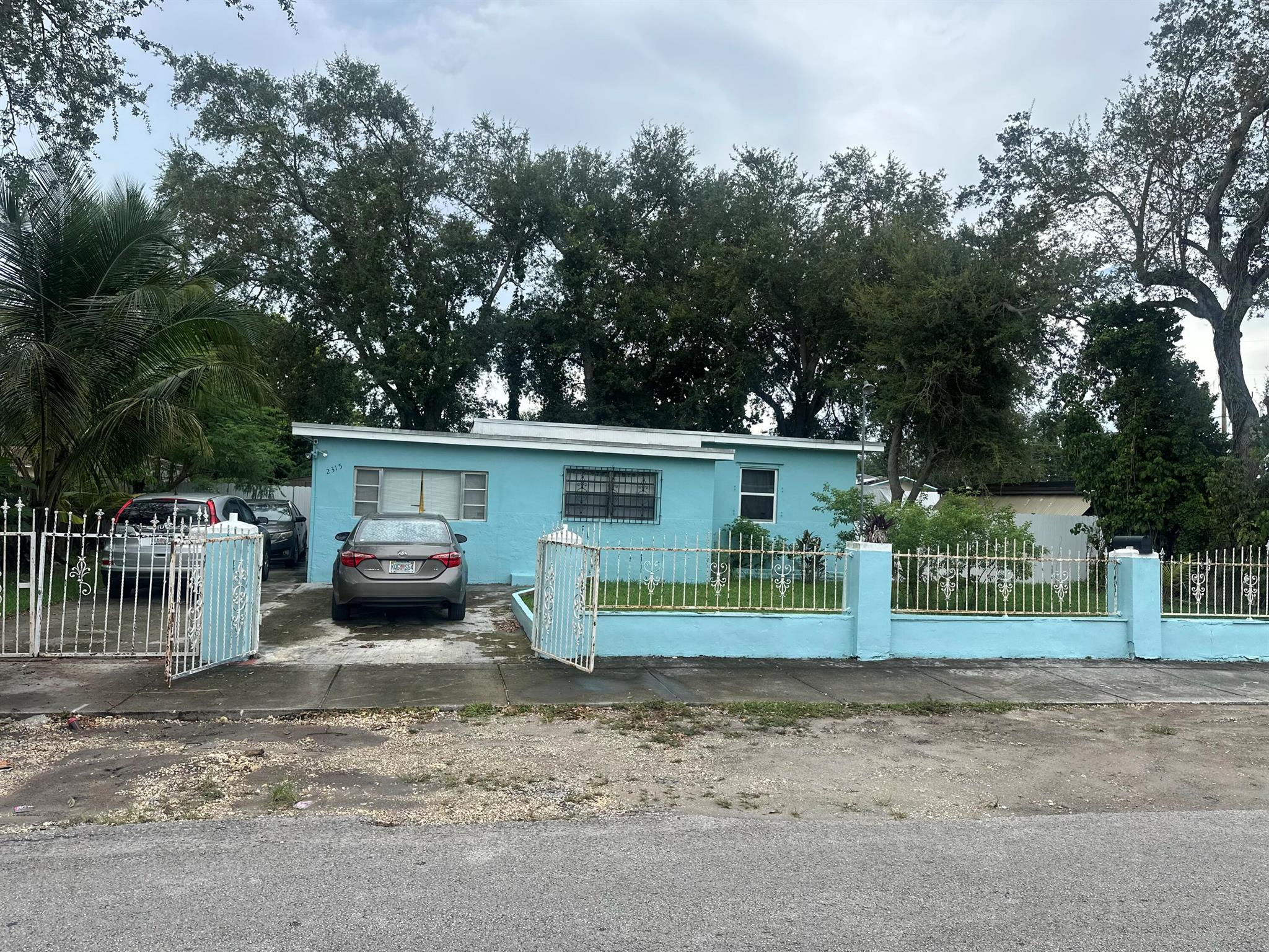 Welcome to this well maintained 3/2 single-family home, featuring a new HVAC system, brand new fenced backyard for privacy & peace of mind. This home is in a prime location conveniently located just minutes from major highways, shopping, dining & more. Sellers are motivated.