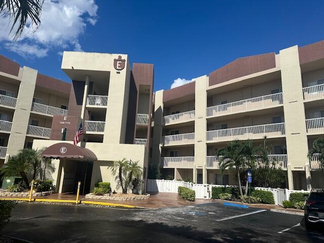 Beautiful lake view!!! Investors special !!! Can walk to the club house. SIRS report attached