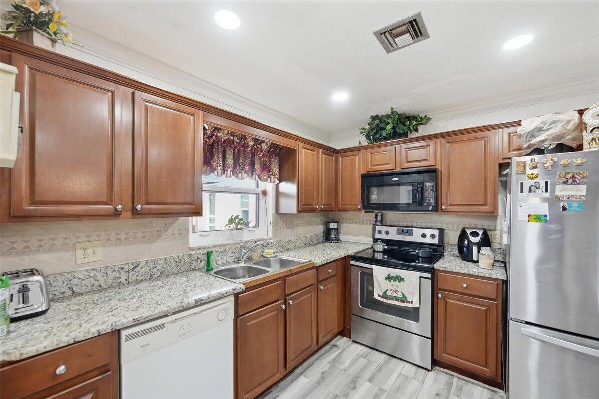 TWIN LAKES SOUTH & TOWN VILLAS CONDO - Residential