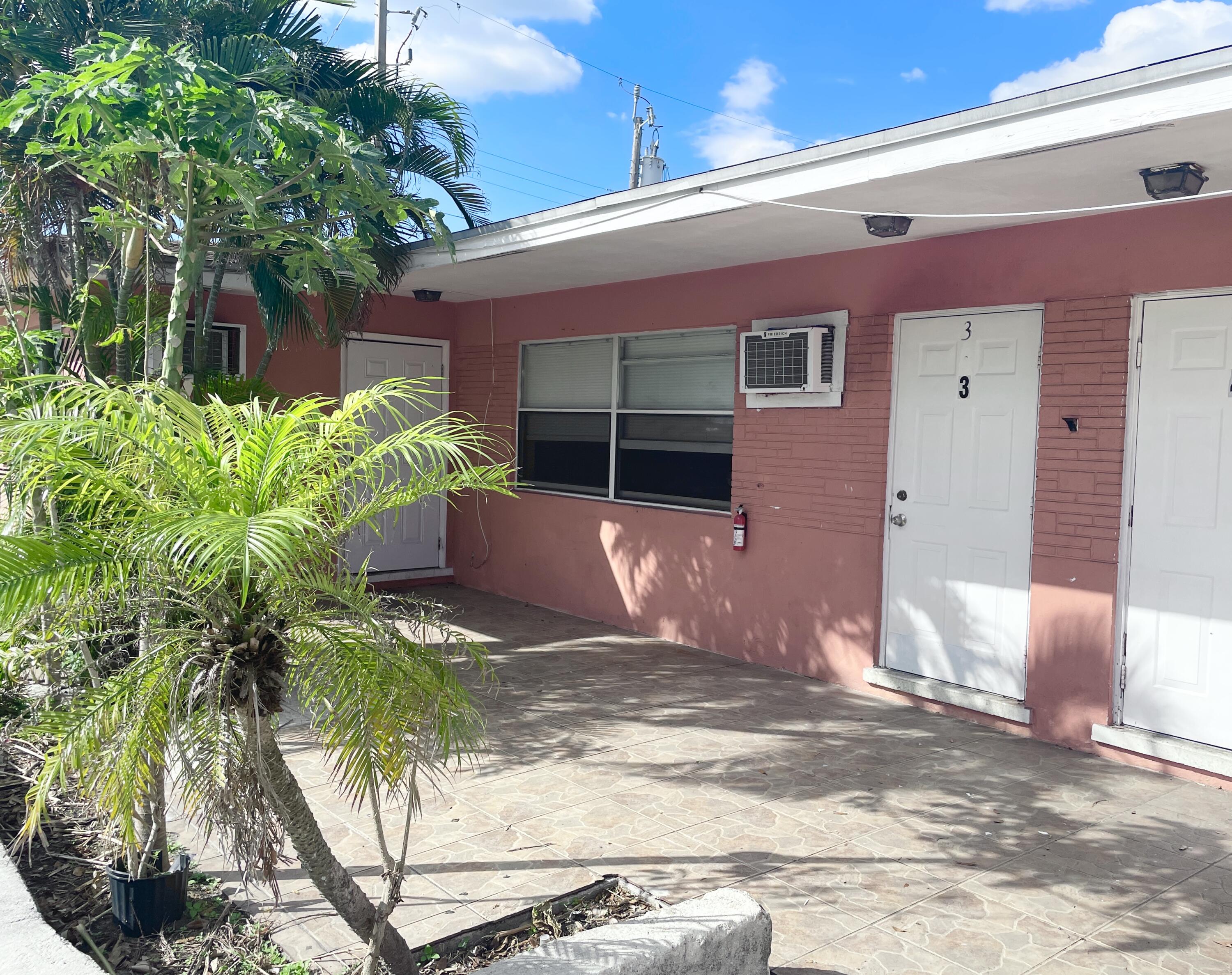 1 bedroom unit with tile flooring in CBS structure with super easy access to Rt 95 and downtown Lake Worth Beach. Pet friendly for small pet.
