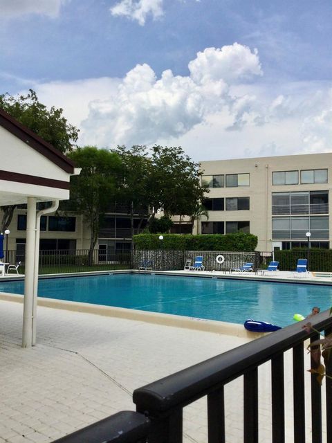 Condominium in Lake Worth FL 3138 Via Poinciana 25.jpg