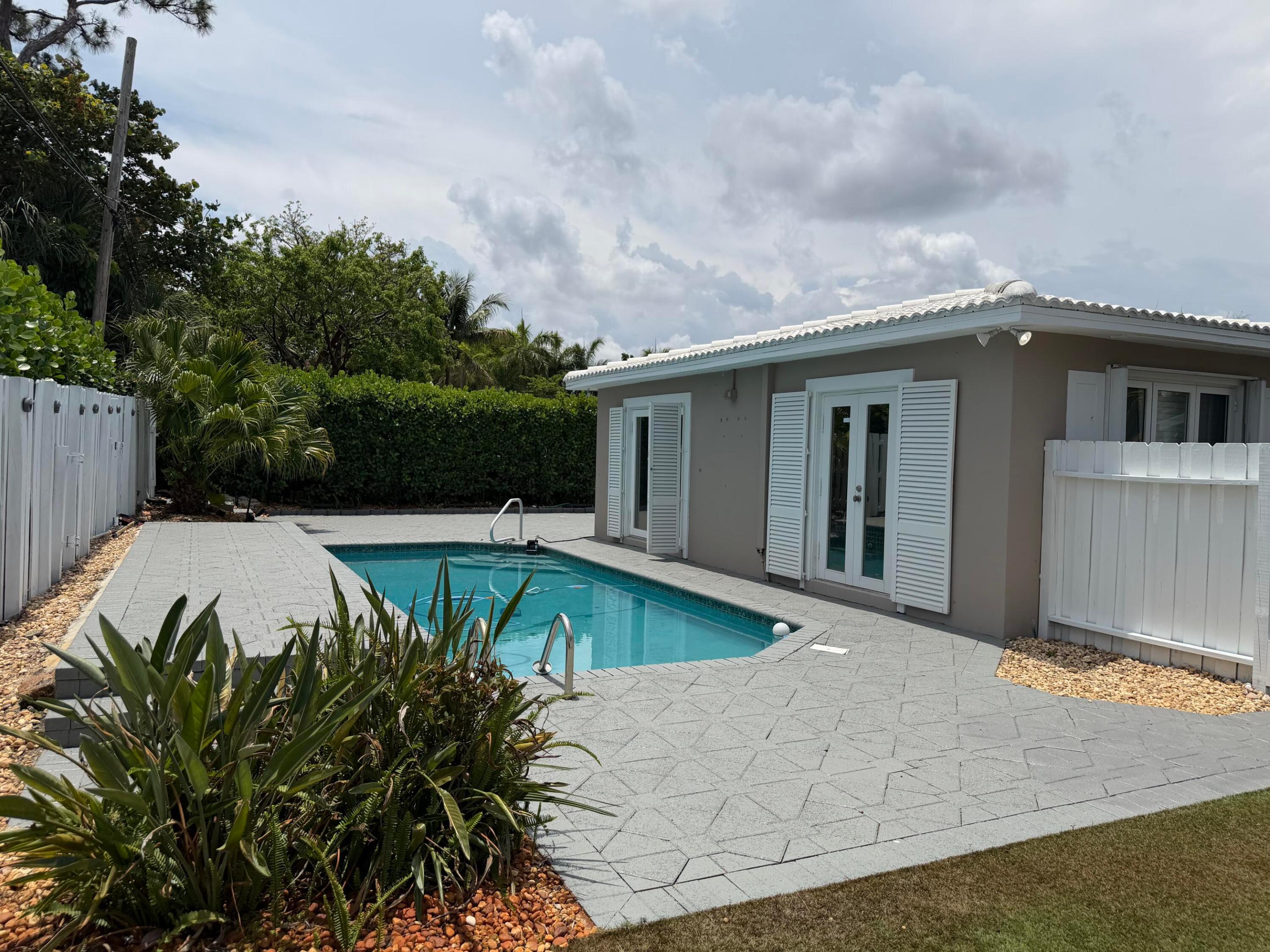 204 S Seacrest Circle