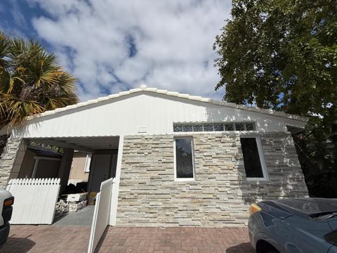 Property photo of 204 S Seacrest Circle, Delray Beach, FL 33444
