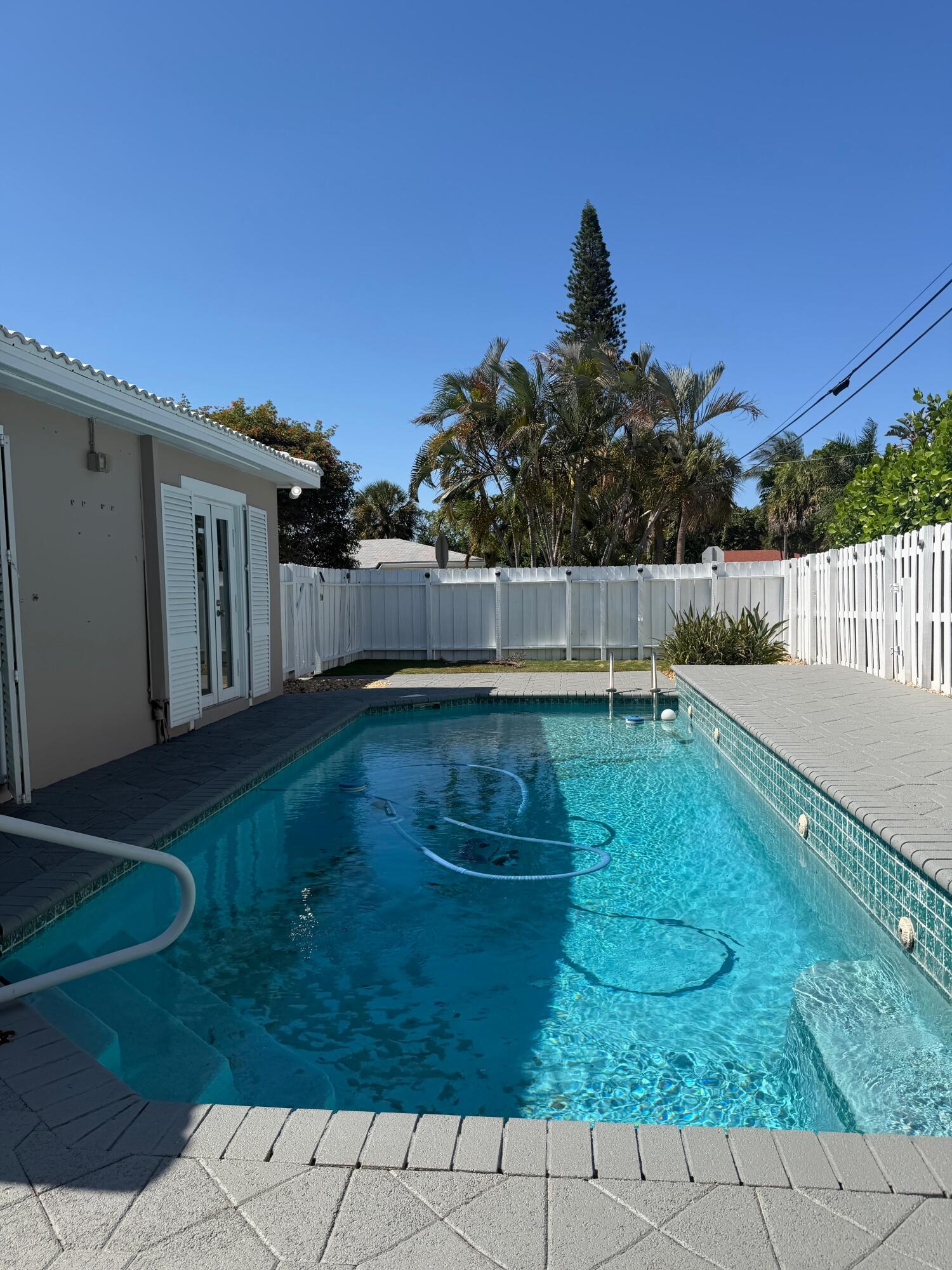 NORTHRIDGE - Residential