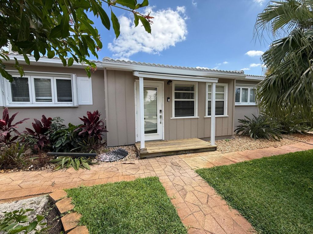 Photo of 204 S Seacrest Circle, Delray Beach, FL 33444 (MLS # B26017259)