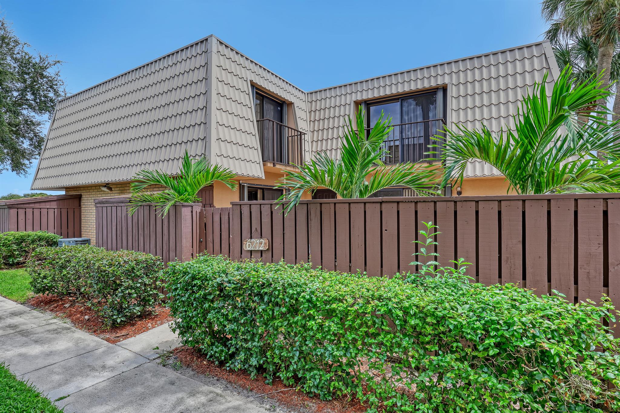 Beautifully unfurnished completely renovated townhouse with private courtyard patio. New kitchen, bathrooms and wood look tile floors throughour. Convenient location close to world class shopping, downtown and the Palm Beach Airport.. Available immediately.