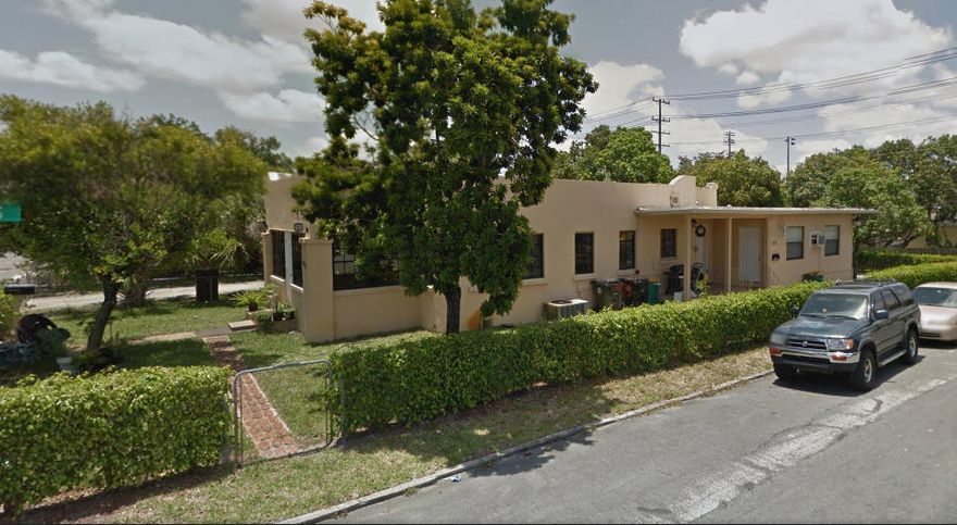 Light and bright apartment close to downtown Lake Worth, the beach and I-95.  Large living room and bedroom.  Remodeled kitchen with granite countertops.  Light neutral tile throughout.