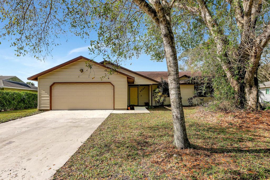 Photo of 2807 S 27th Street, Fort Pierce, FL 34981 (MLS # R10946028)