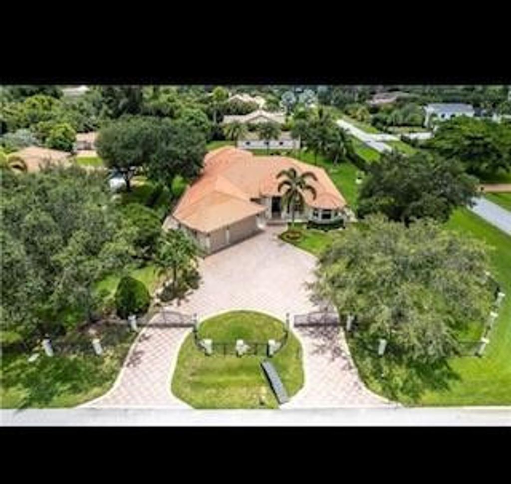 Photo of 800 NW 115th Avenue, Plantation, FL 33325 (MLS # F10433395)