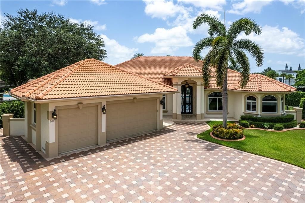 Photo of 800 NW 115th Avenue, Plantation, FL 33325 (MLS # F10433395)