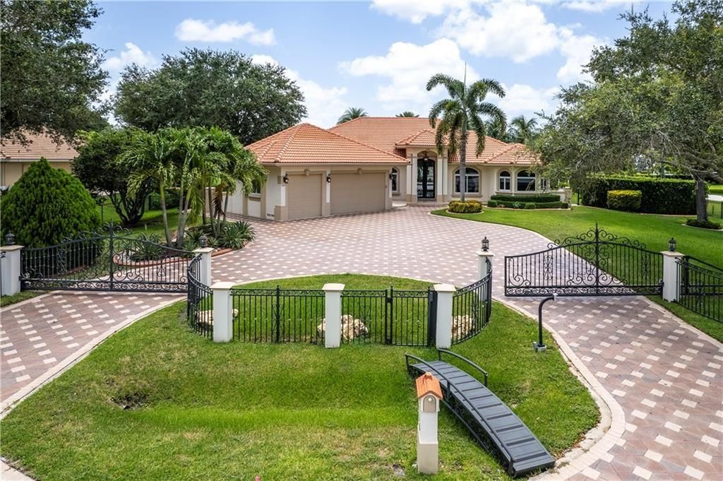 Photo of 800 NW 115th Avenue, Plantation, FL 33325 (MLS # F10433395)