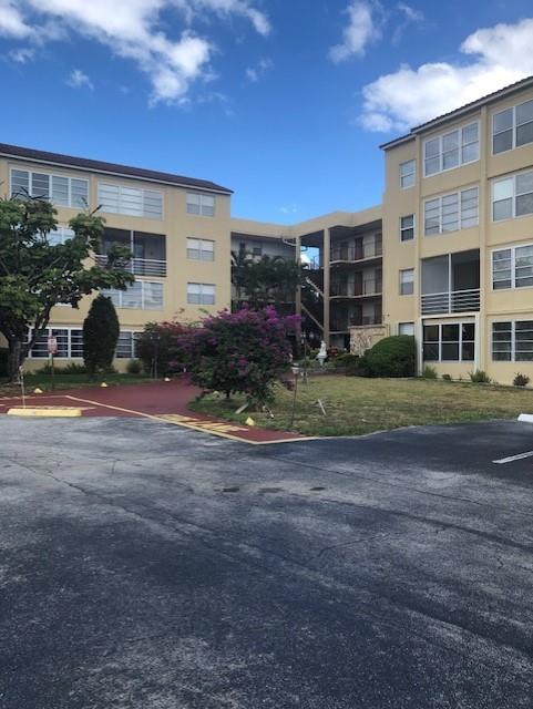 Very good price for the BRIGHT& SPACIOUS corner unit in this wonderful 55+ community with many amenities like pool, tennis court, BBQ area, billiard room, shuffleboard, conveniently located near malls and restaurants. Rented with all furniture. By the association can be rented only for 3 or 6 months.